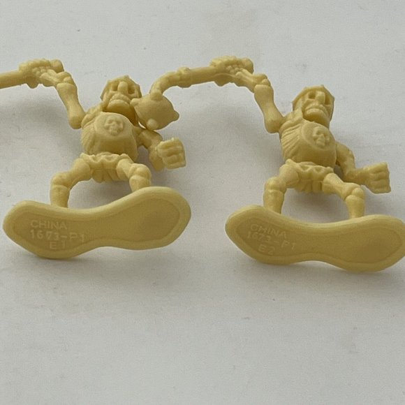 Lot Of Five Mini Plastic Battling Skeleton Pirate Figures Toysmith - Picture 13 of 14